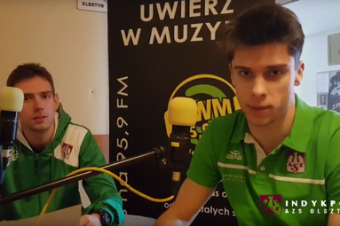 Siatkarze czytają bajki dzieciom - Śliwka robaczywka