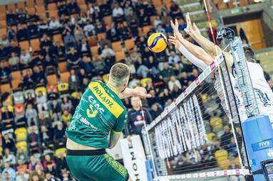 Aluron CMC Warta Zawiercie liderem PlusLigi po zwycięstwie z outsiderem z Częstochowy [WIDEO]